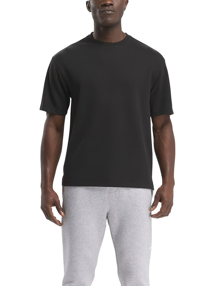 Camiseta deportiva Reebok de color negro con cuello redondo y manga corta.