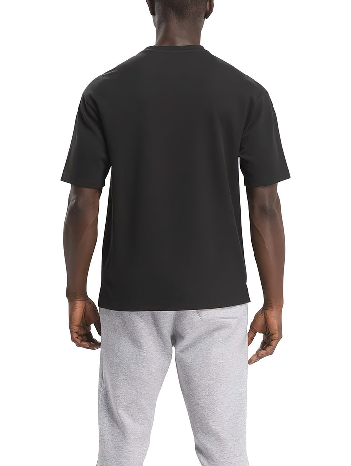 Camiseta deportiva Reebok de color negro con cuello redondo y manga corta.