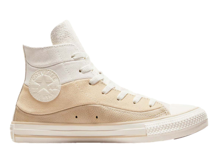 Tenis Converse Chuck Taylor All Star de corte alto en colores blanco y beige con textura de gamuza.