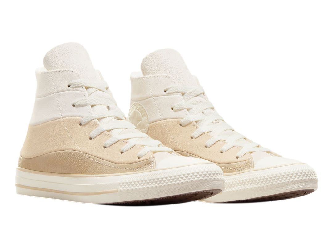 Tenis Converse Chuck Taylor All Star de corte alto en colores blanco y beige con textura de gamuza.