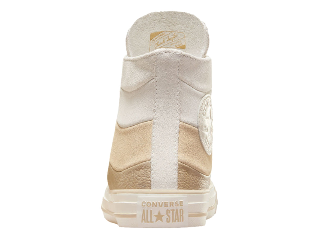Tenis Converse Chuck Taylor All Star de corte alto en colores blanco y beige con textura de gamuza.