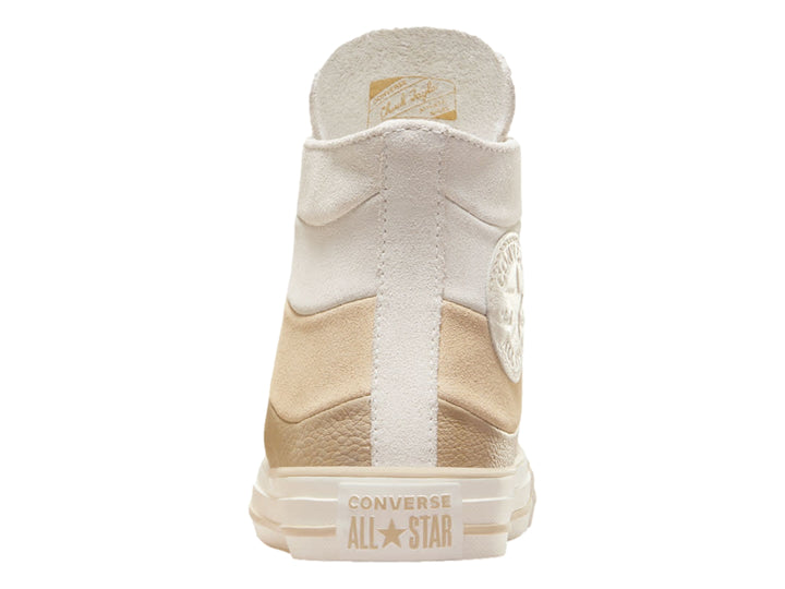 Tenis Converse Chuck Taylor All Star de corte alto en colores blanco y beige con textura de gamuza.