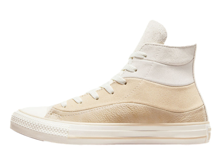 Tenis Converse Chuck Taylor All Star de corte alto en colores blanco y beige con textura de gamuza.