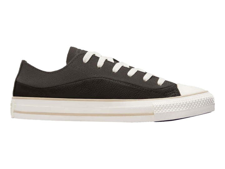 Tenis Converse Chuck Taylor All Star en color marrón taupe con suela y cordones blancos.