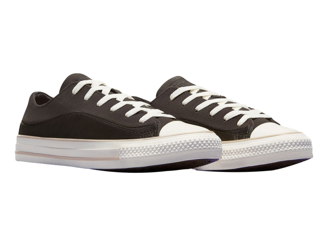 Tenis Converse Chuck Taylor All Star en color marrón taupe con suela y cordones blancos.