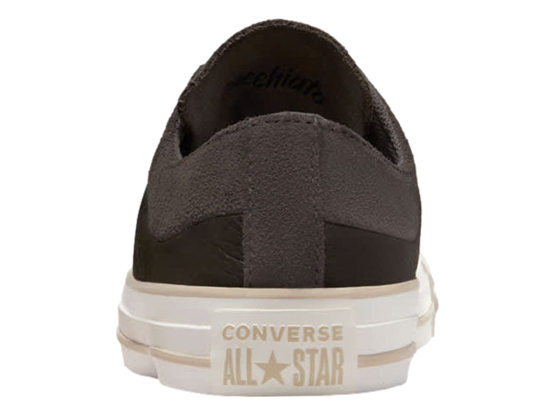 Tenis Converse Chuck Taylor All Star en color marrón taupe con suela y cordones blancos.