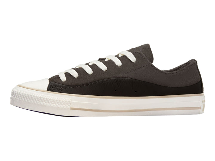Tenis Converse Chuck Taylor All Star en color marrón taupe con suela y cordones blancos.