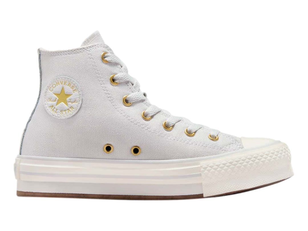 Tenis Converse Chuck Taylor All Star de bota en color gris claro con suela de plataforma blanca y detalles dorados.