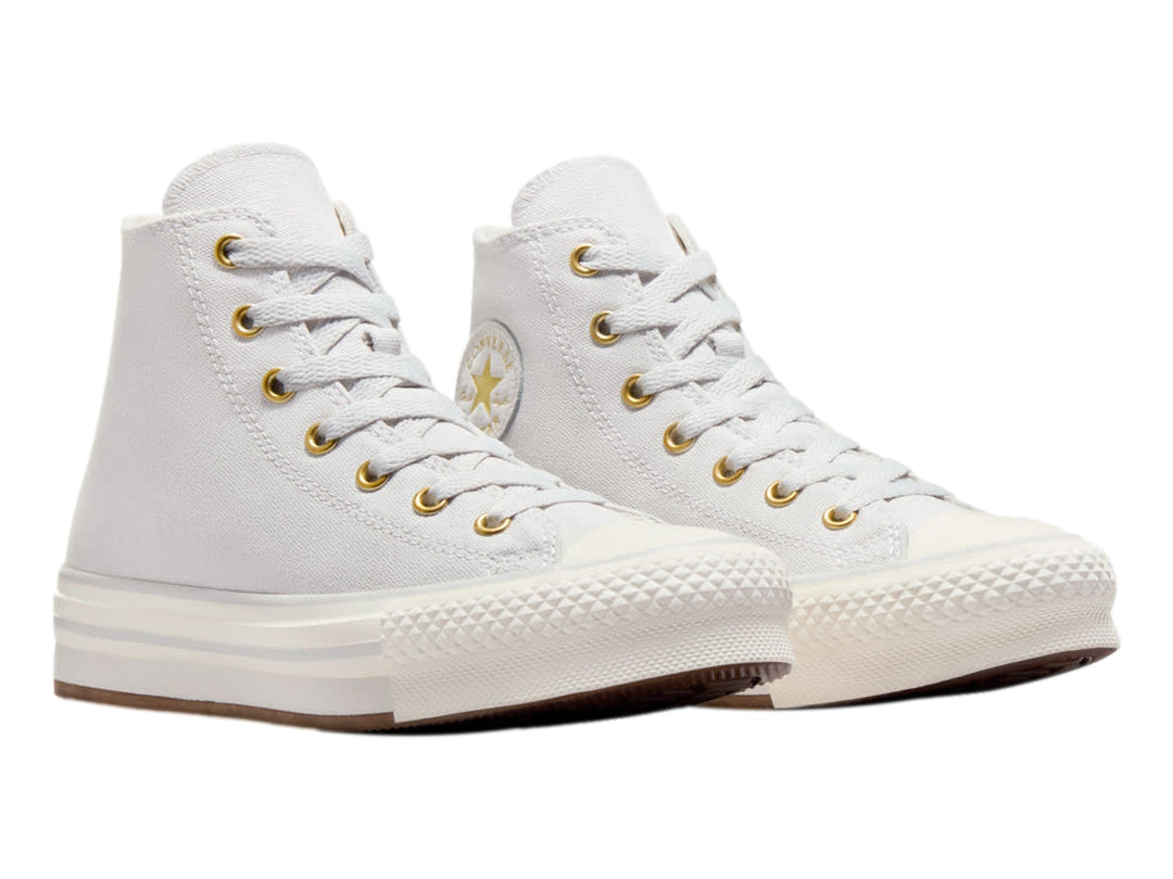 Tenis Converse Chuck Taylor All Star de bota en color gris claro con suela de plataforma blanca y detalles dorados.
