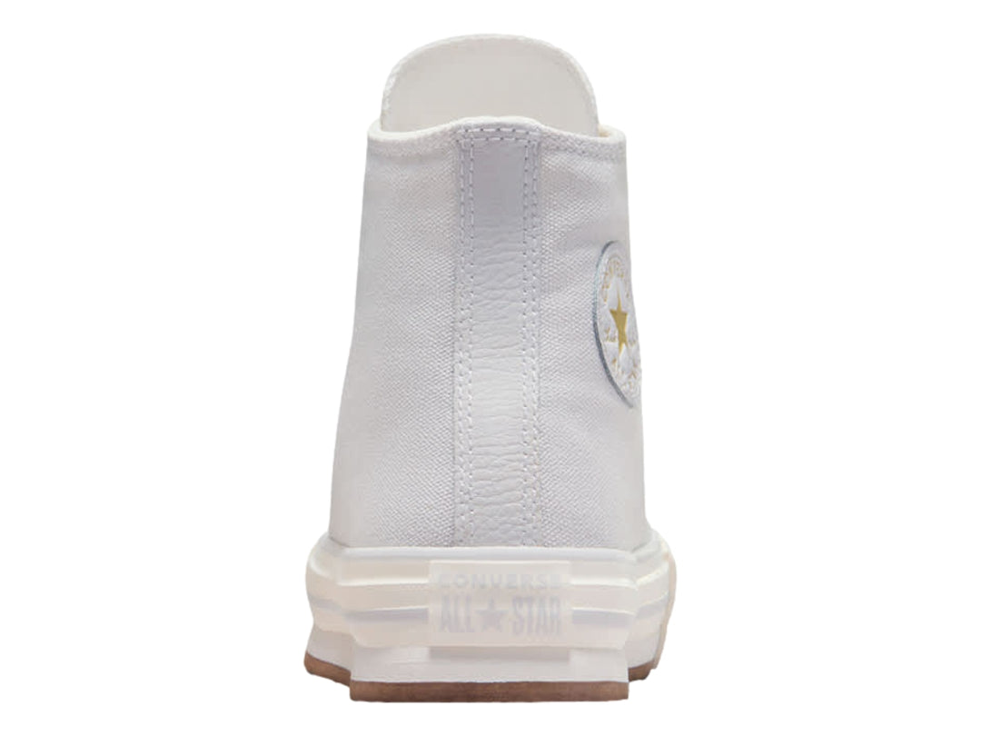 Tenis Converse Chuck Taylor All Star de bota en color gris claro con suela de plataforma blanca y detalles dorados.