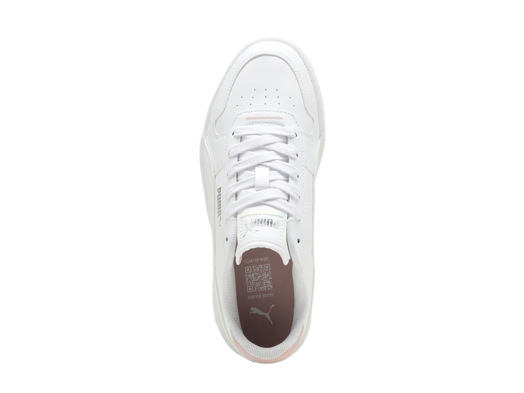 Tenis PUMA Carina Street Holo 2.0 JR en color blanco con detalles en rosa y franja lateral holográfica.