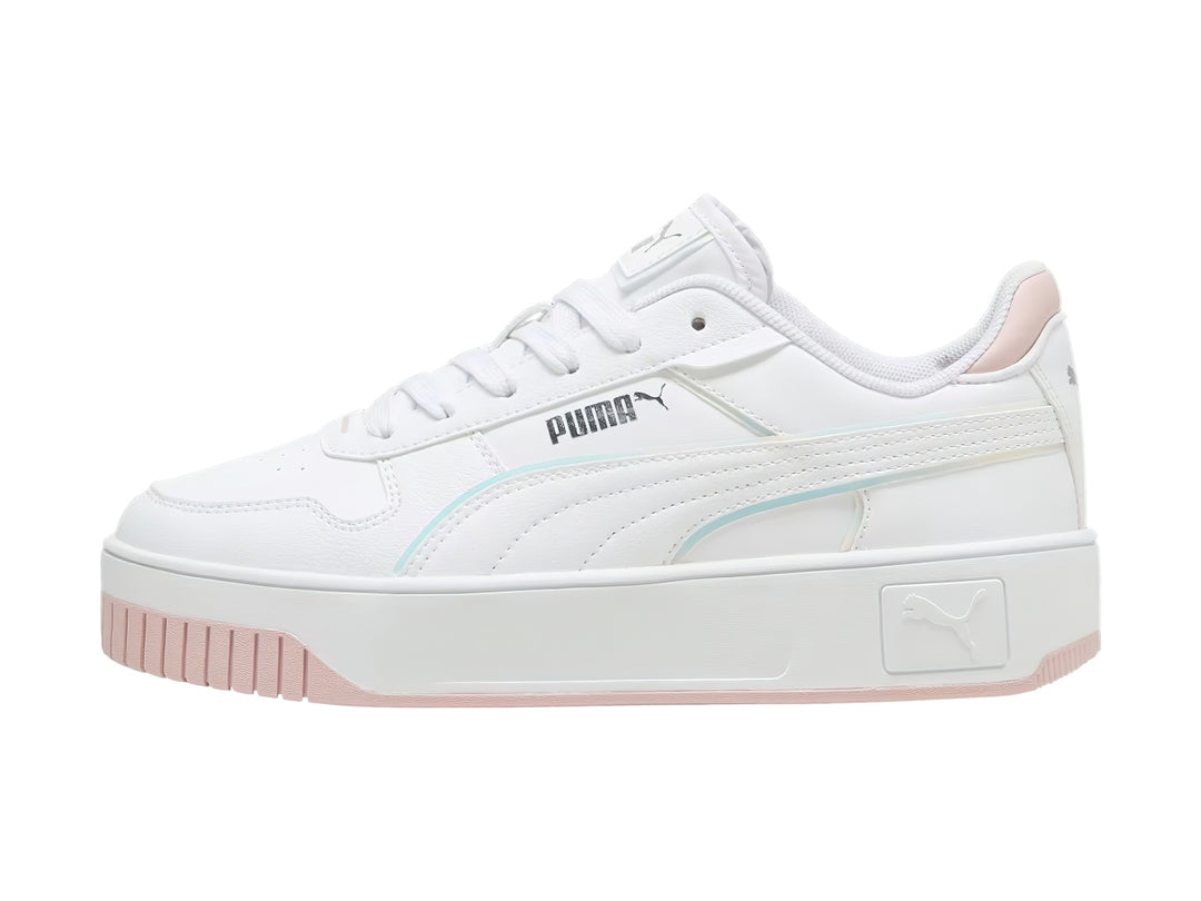 Tenis PUMA Carina Street Holo 2.0 JR en color blanco con detalles en rosa y franja lateral holográfica.