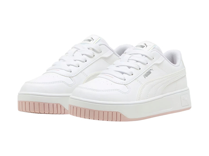Tenis PUMA blancos Carina Street Holo 2.0 con suela de plataforma y detalles holográficos.