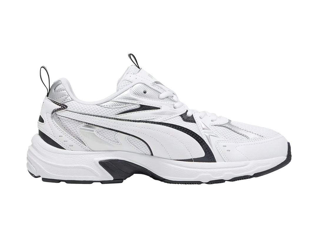 Tenis PUMA Milenio Tech color blanco con detalles en plata y negro, diseño deportivo.