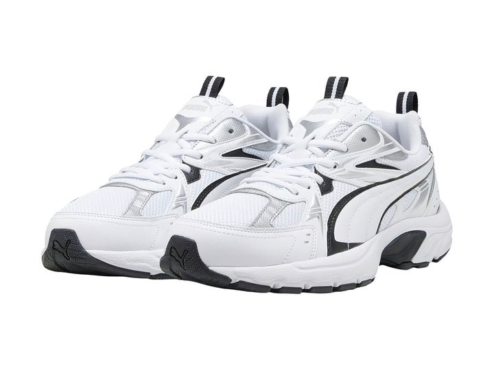 Tenis PUMA Milenio Tech color blanco con detalles en plata y negro, diseño deportivo.