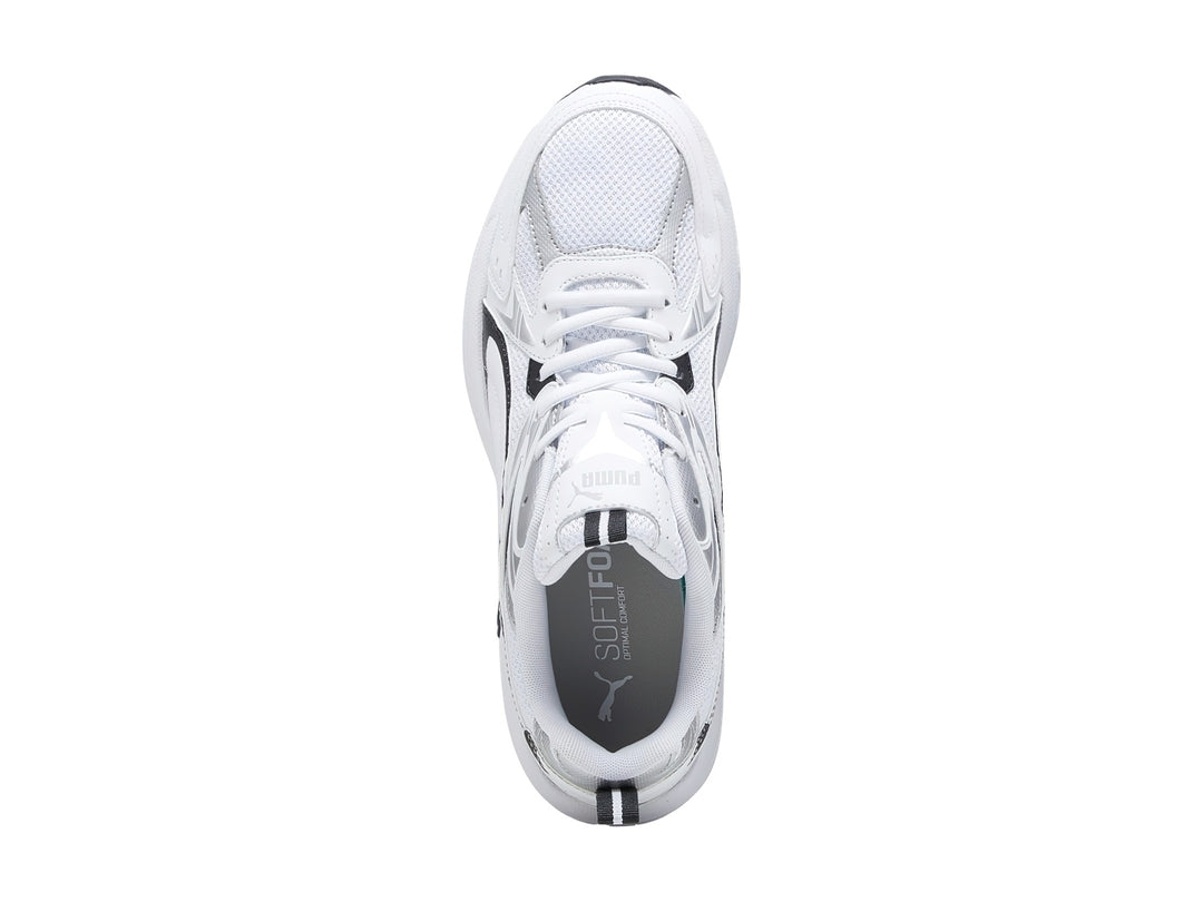 Tenis PUMA Milenio Tech color blanco con detalles en plata y negro, diseño deportivo.