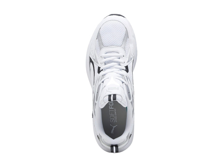 Tenis PUMA Milenio Tech color blanco con detalles en plata y negro, diseño deportivo.