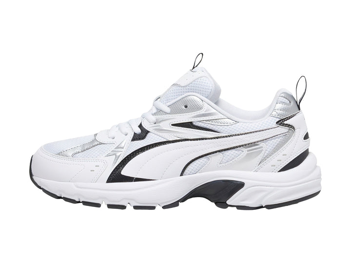 Tenis PUMA Milenio Tech color blanco con detalles en plata y negro, diseño deportivo.