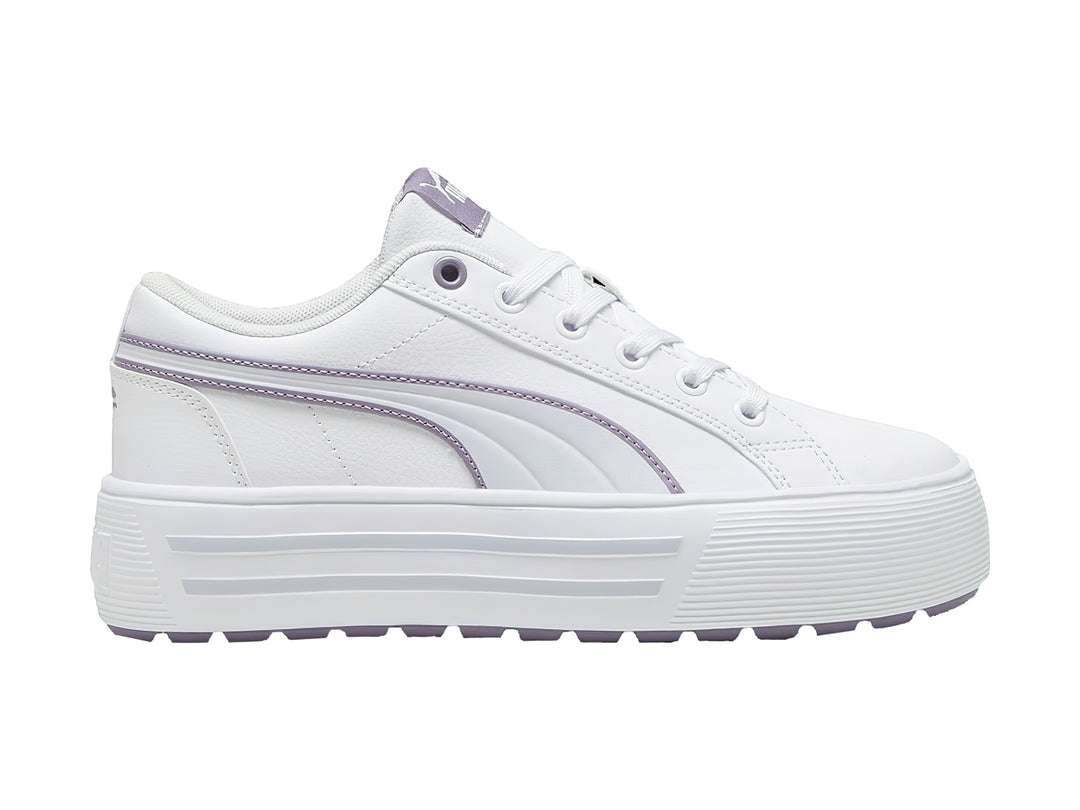 Tenis PUMA blancos con detalles en morado pálido y suela de plataforma blanca.