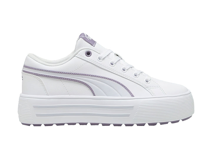 Tenis PUMA blancos con detalles en morado pálido y suela de plataforma blanca.