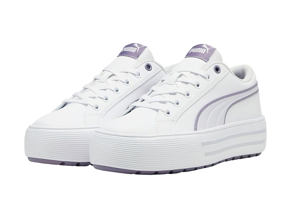 Tenis PUMA blancos con detalles en morado pálido y suela de plataforma blanca.
