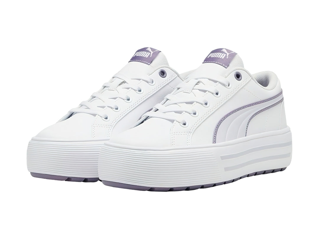 Tenis PUMA blancos con detalles en morado pálido y suela de plataforma blanca.