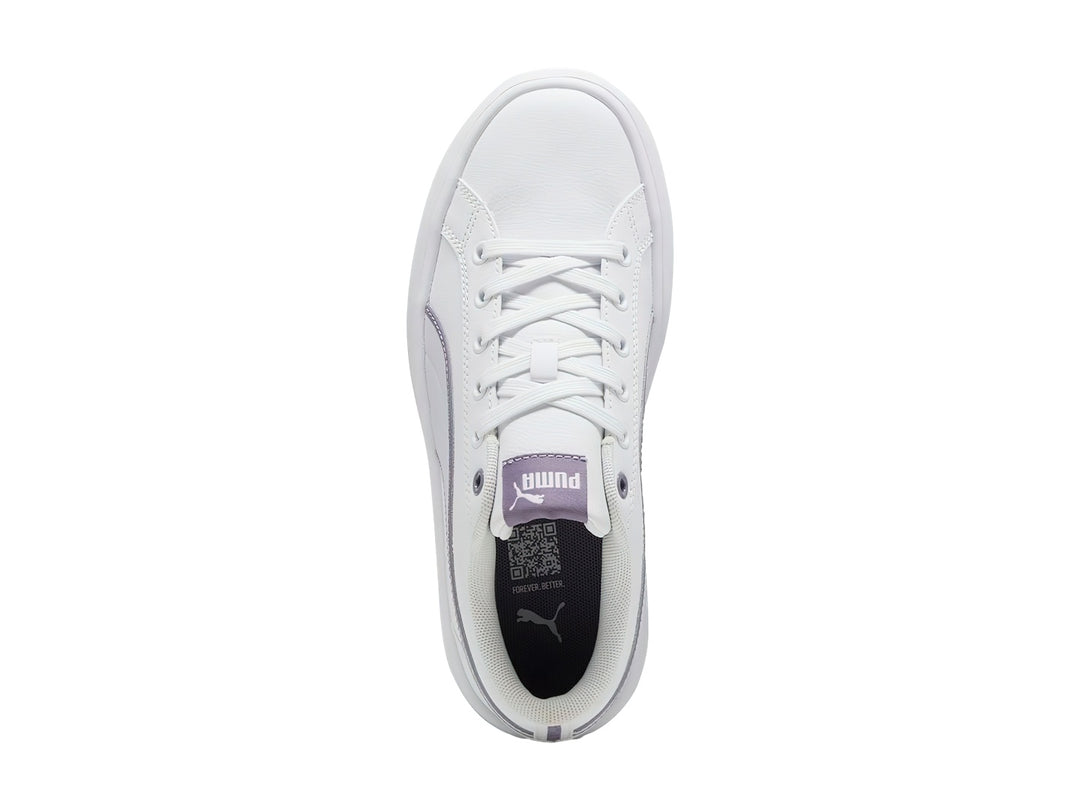 Tenis PUMA blancos con detalles en morado pálido y suela de plataforma blanca.