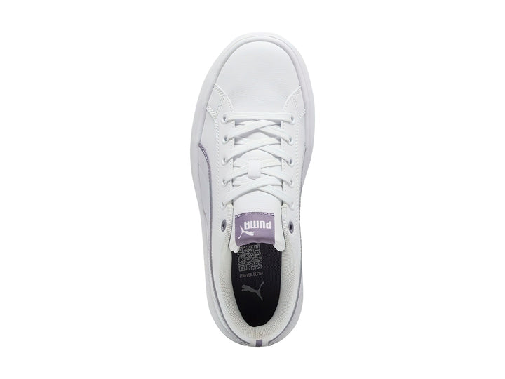Tenis PUMA blancos con detalles en morado pálido y suela de plataforma blanca.