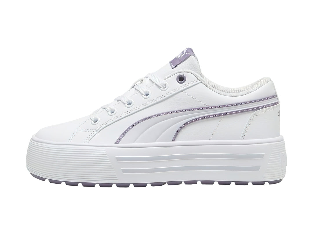 Tenis PUMA blancos con detalles en morado pálido y suela de plataforma blanca.