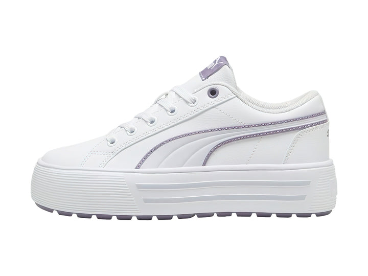 Tenis PUMA blancos con detalles en morado pálido y suela de plataforma blanca.