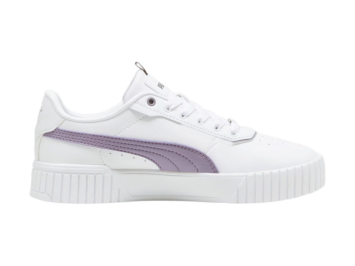 Tenis PUMA blancos con franja morada pálida y suela de plataforma blanca.