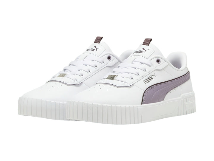 Tenis PUMA blancos con franja morada pálida y suela de plataforma blanca.