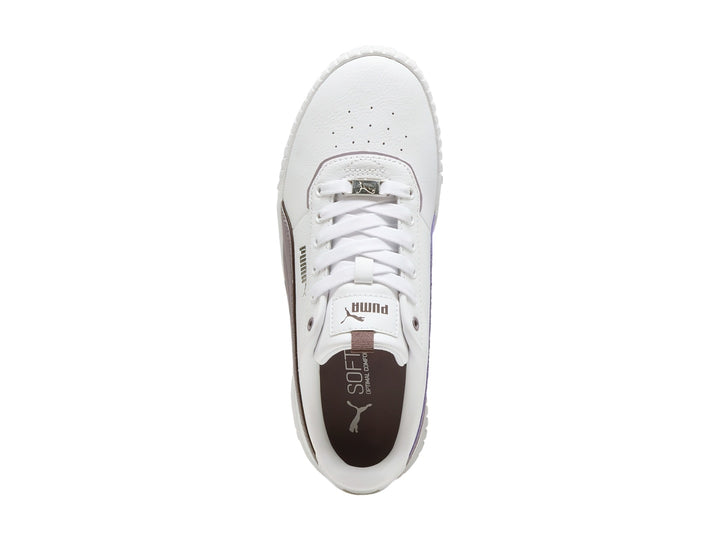 Tenis PUMA blancos con franja morada pálida y suela de plataforma blanca.