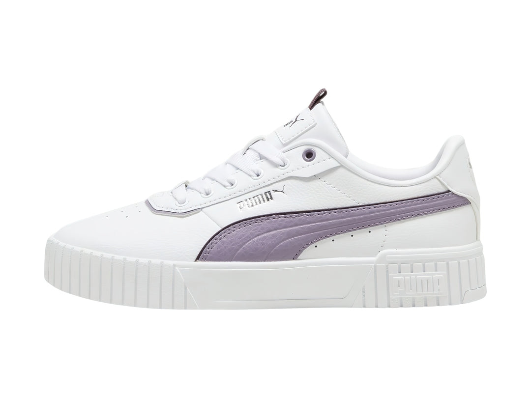 Tenis PUMA blancos con franja morada pálida y suela de plataforma blanca.