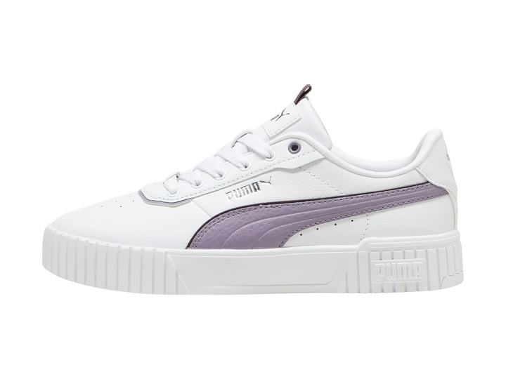 Tenis PUMA blancos con franja morada pálida y suela de plataforma blanca.