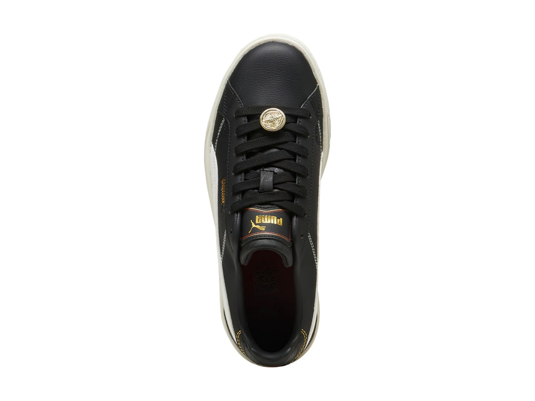 Tenis PUMA Carmen II Class Act en color negro con suela de plataforma blanca y detalles en dorado.