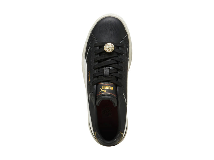 Tenis PUMA Carmen II Class Act en color negro con suela de plataforma blanca y detalles en dorado.