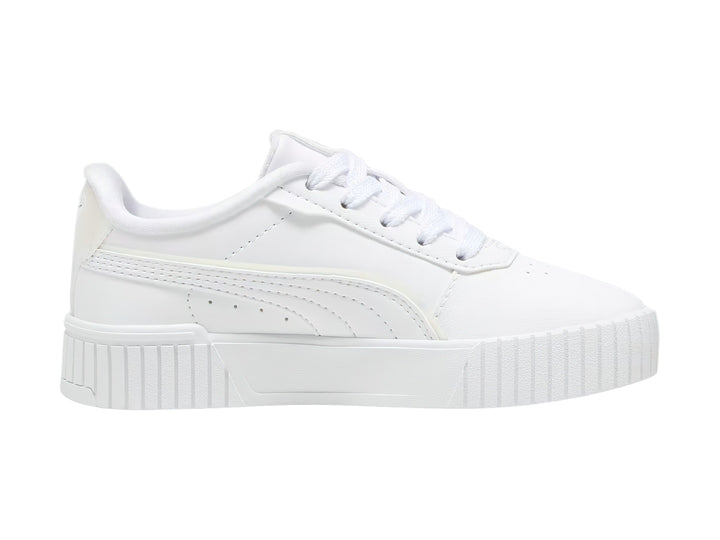 Tenis PUMA Carina 2.0 en color blanco con suela de plataforma y detalle plateado en el talón.