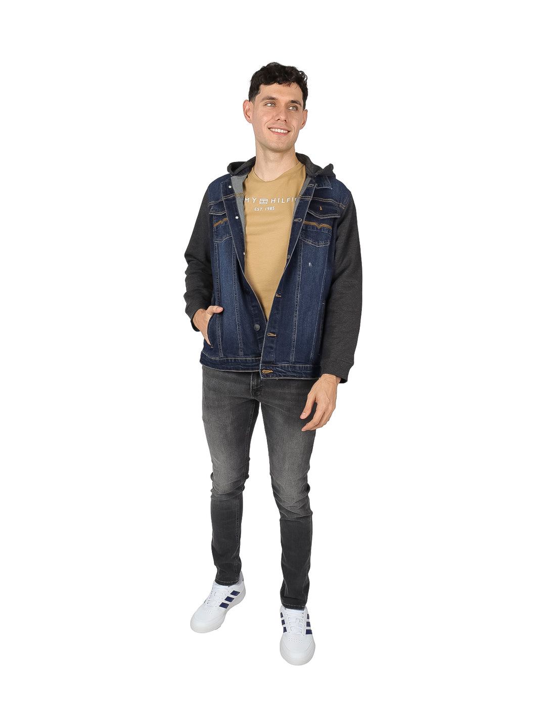 Hombre vistiendo una camiseta de color khaki con el logo de Tommy Hilfiger en el pecho.