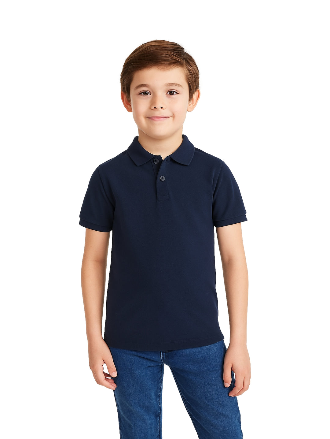 Niño vistiendo una playera polo de color azul marino con cuello y botones.