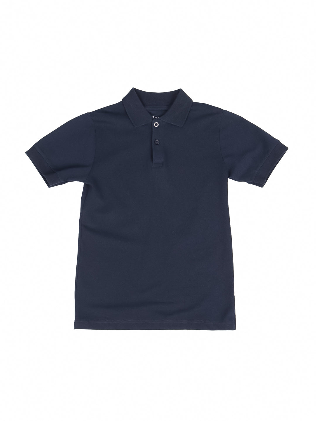 Niño vistiendo una playera polo de color azul marino con cuello y botones.