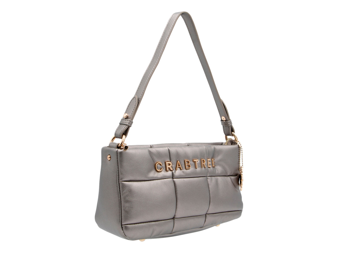 Bolso de hombro color plata con diseño acolchado y letras doradas CRABTREE.