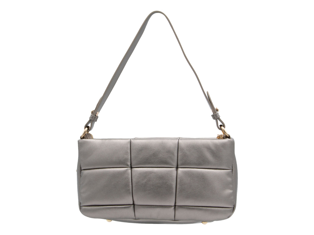 Bolso de hombro color plata con diseño acolchado y letras doradas CRABTREE.