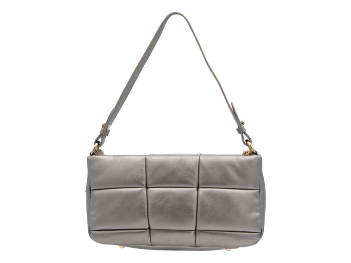 Bolso de hombro color plata con diseño acolchado y letras doradas CRABTREE.