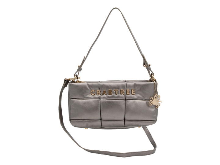 Bolso de hombro color plata con diseño acolchado y letras doradas CRABTREE.