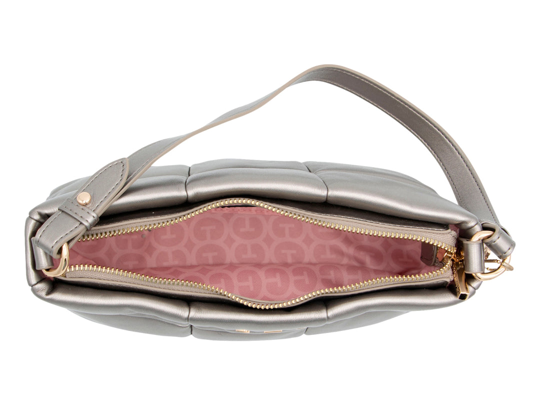 Bolso de hombro color plata con diseño acolchado y letras doradas CRABTREE.
