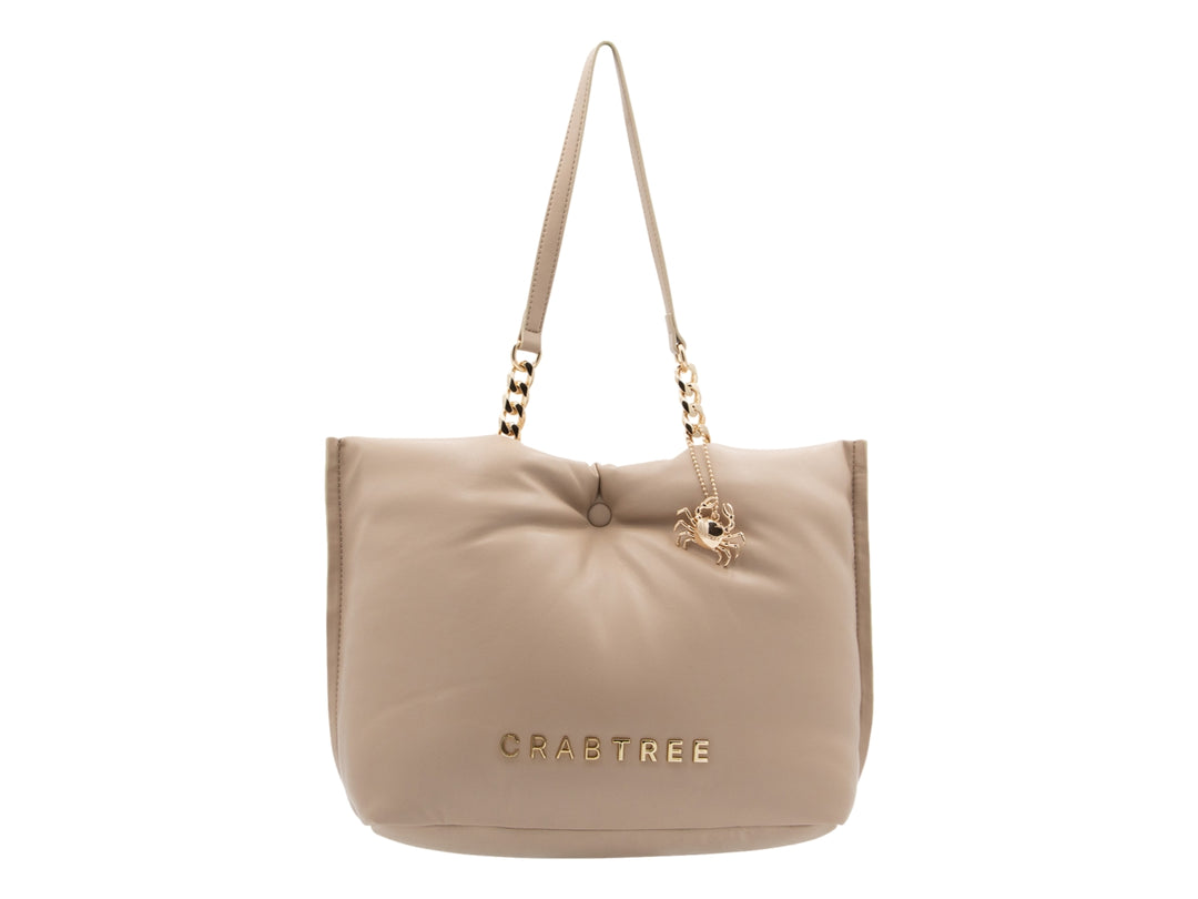 Bolsa de hombro color beige con detalles de cadena dorada y logotipo Crabtree en la parte inferior.