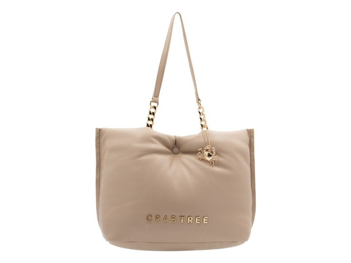 Bolsa de hombro color beige con detalles de cadena dorada y logotipo Crabtree en la parte inferior.