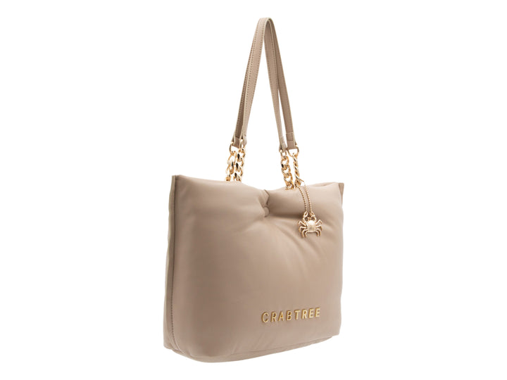 Bolsa de hombro color beige con detalles de cadena dorada y logotipo Crabtree en la parte inferior.