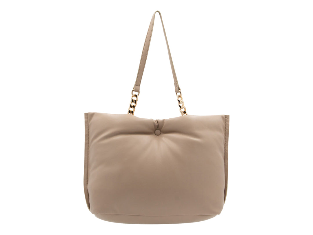 Bolsa de hombro color beige con detalles de cadena dorada y logotipo Crabtree en la parte inferior.